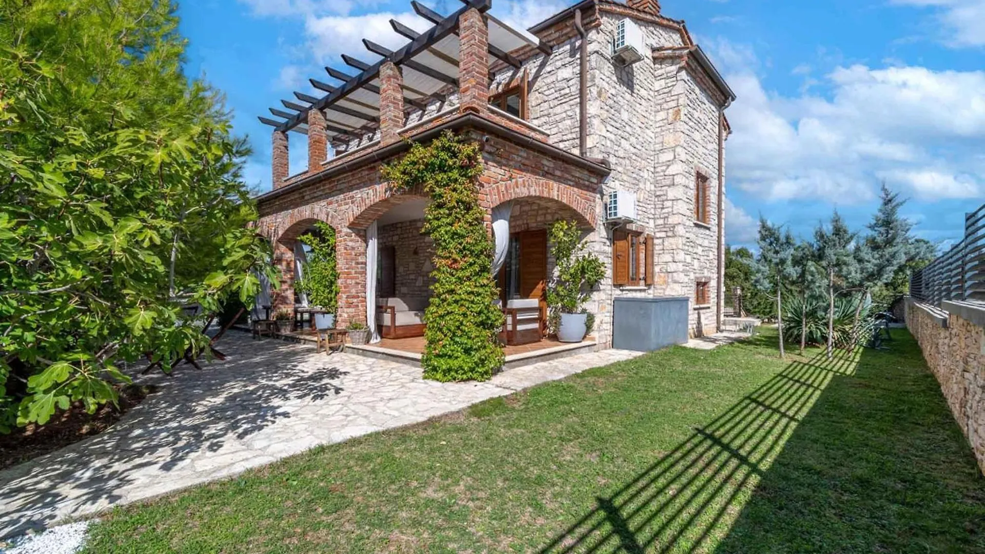 Nice Home In Cabrunici With Wifi