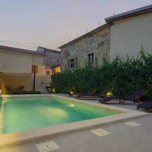 Authentic Istrian Stazione With Pool Cabrunici
